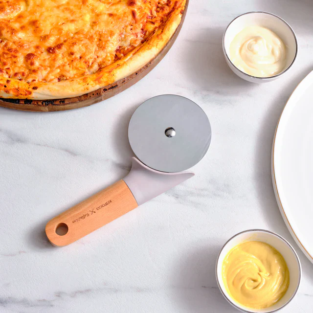 Karaca x Refika Gadgets pizzasnijder met houten handvat