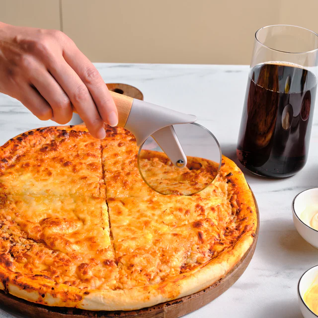 Karaca x Refika Gadgets pizzasnijder met houten handvat - Image 2