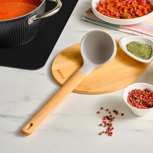 Karaca x Refika Gadgets siliconen soeplepel met houten handvat