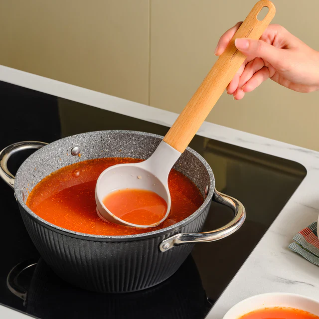 Karaca x Refika Gadgets siliconen soeplepel met houten handvat - Image 3