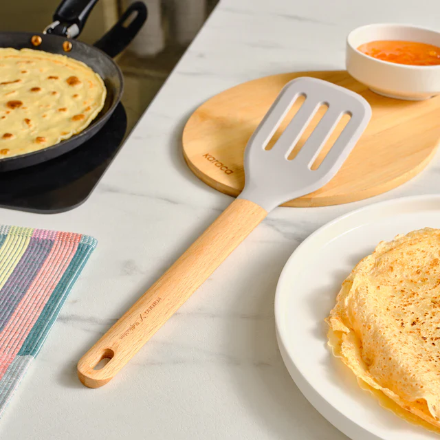 Karaca x Refika Gadgets siliconen spatel met houten handvat en ribbel - Image 2